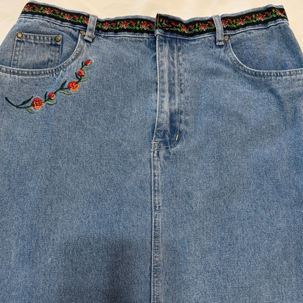 Bill Blass Blue Maxi Denim Skirt with Embroidered Floral Accents size 14 Vintage - Picture 5 of 8